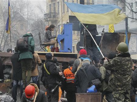 A musician plays the piano at the barricades in Kiev February 10, 2014. REUTERS/Gleb Garanich