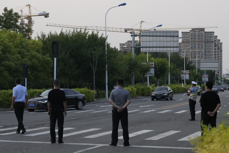 Una caravana de vehículos transita por una avenida y se cree que en ella va la subsecretaria de Estado norteamericano Wendy Sherman, que llegó a la ciuda de Tianjín, China, a sostener conversaciones al mas alto nivel diplomático con funcionarios chinos ante las tensiones entre Washington y Beijing.