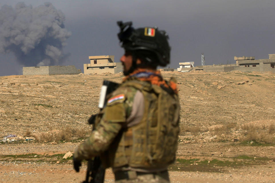 <p>Smoke rises from clashes during a battle with Islamic State militants south of Mosul, Iraq, Feb. 20, 2017. (Alaa Al-Marjani/Reuters) </p>