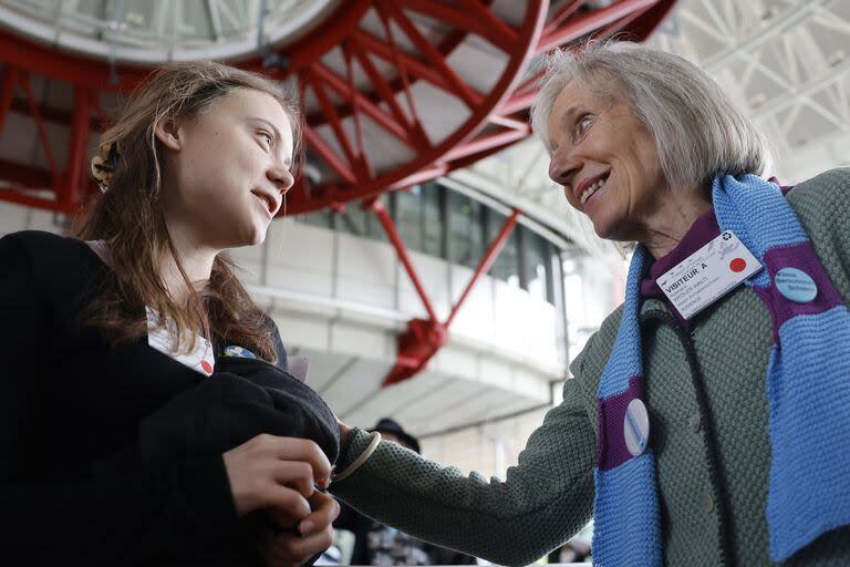 La miembro suiza de Senior Women for Climate, Rosmarie Wydler-Walti, habla con la activista climática sueca Greta Thunberg después del fallo del Tribunal Europeo de Derechos Humanos, el martes 9 de abril de 2024 en Estrasburgo, al este de Francia.