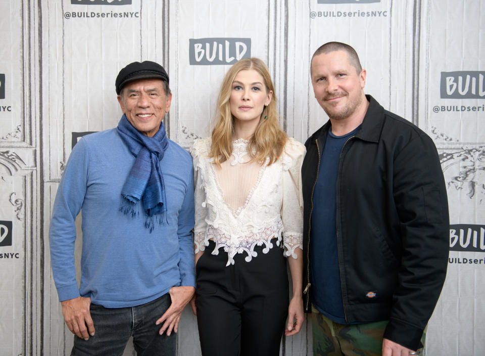 Christian Bale (rechts) bei einer Veranstaltung im vergangenen Dezember mit Wes Studi und Rosamund Pike (Bild: Getty Images)