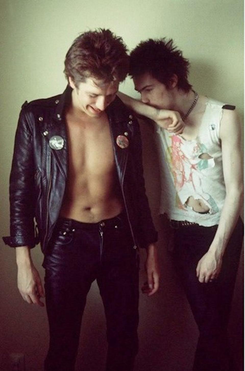 Sid Vicious wearing his gay cowboys t-shirt in1977 (photo by Dennis Morris). Wikimedia.