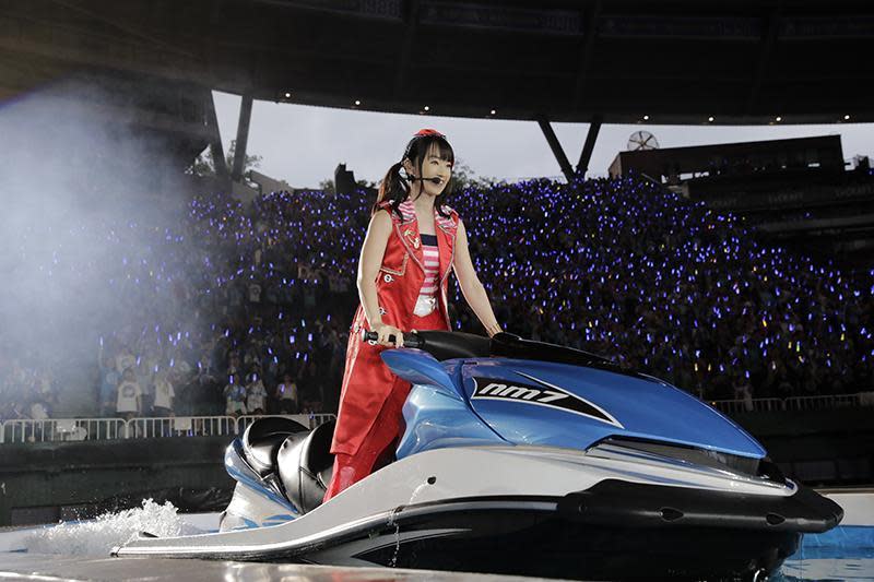 水樹奈奈日本演唱會設計水上舞台，讓她騎水上摩托車出場。（Photo：kamiiisaka/雅慕斯提供）