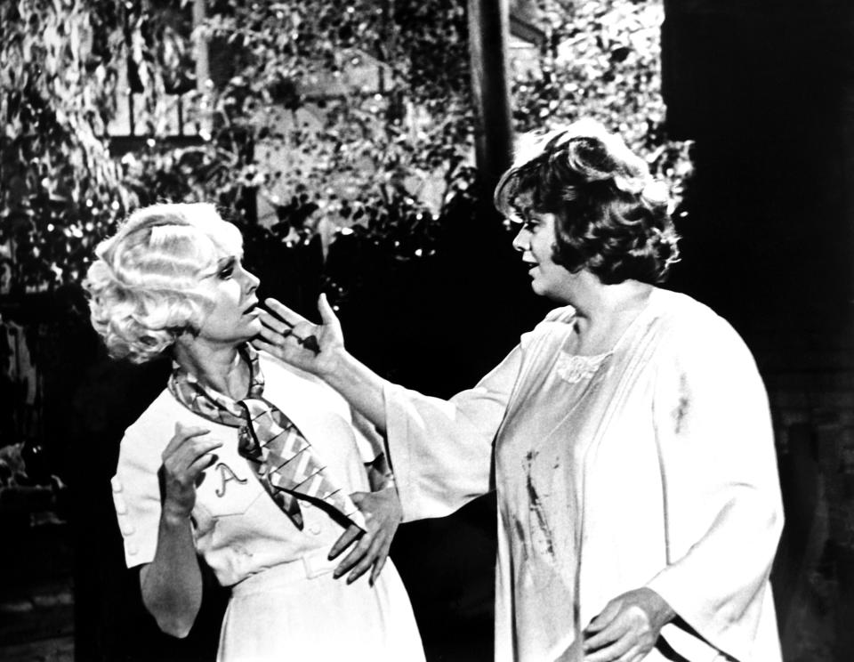 WHAT'S THE MATTER WITH HELEN?, from left, Debbie Reynolds, Shelley Winters, 1971