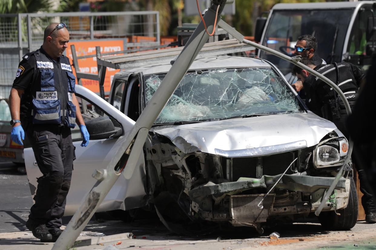 Israeli security and emergency personel inspect the scene (EPA)