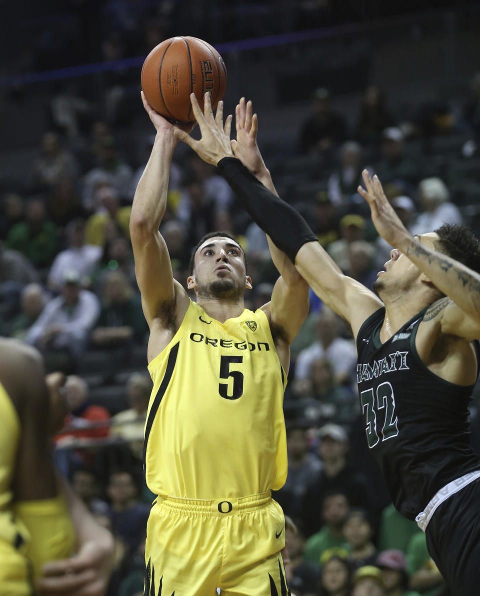 Oregon's Chris Duarte shoots over Hawaii's Samuta Avea, right, during the first half of an NCAA college basketball game in Eugene, Ore., Saturday, Dec. 7, 2019. (AP Photo/Chris Pietsch)
