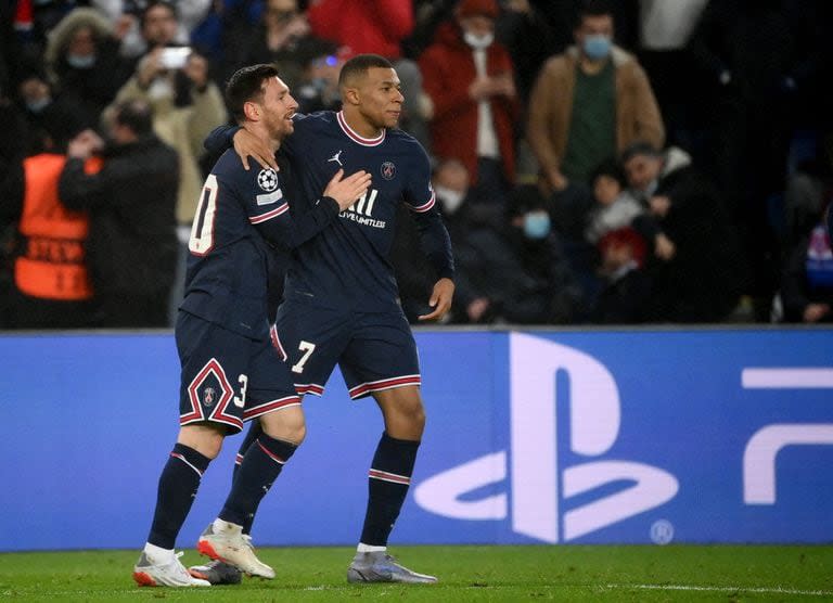 Lionel Messi y Kylian Mbappé compartieron dos temporadas en Paris Saint-Germain y el francés extraña al argentino por lo que hacía en la cancha.