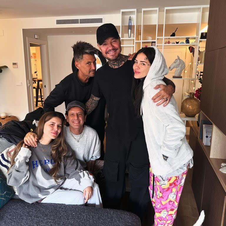 Tinelli posó junto a su familia en Madrid