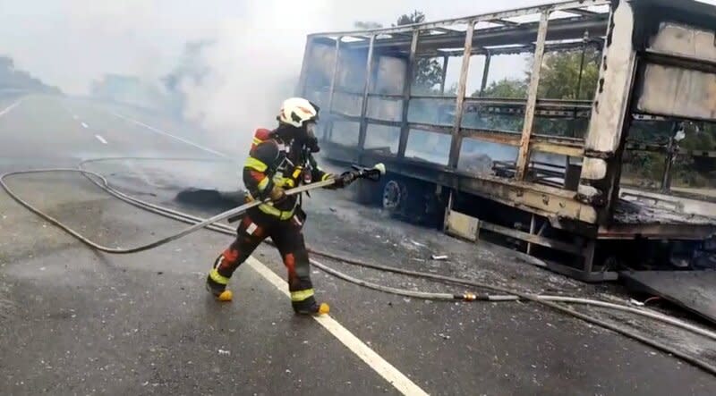 雲林台78線進香團貨車起火（2） 一輛載運進香團物品貨車9日在台78線雲林土庫路段 起火燃燒，消防局獲報立即出動人車到場救援。 （雲林縣消防局提供） 中央社記者黃國芳傳真  113年3月9日 