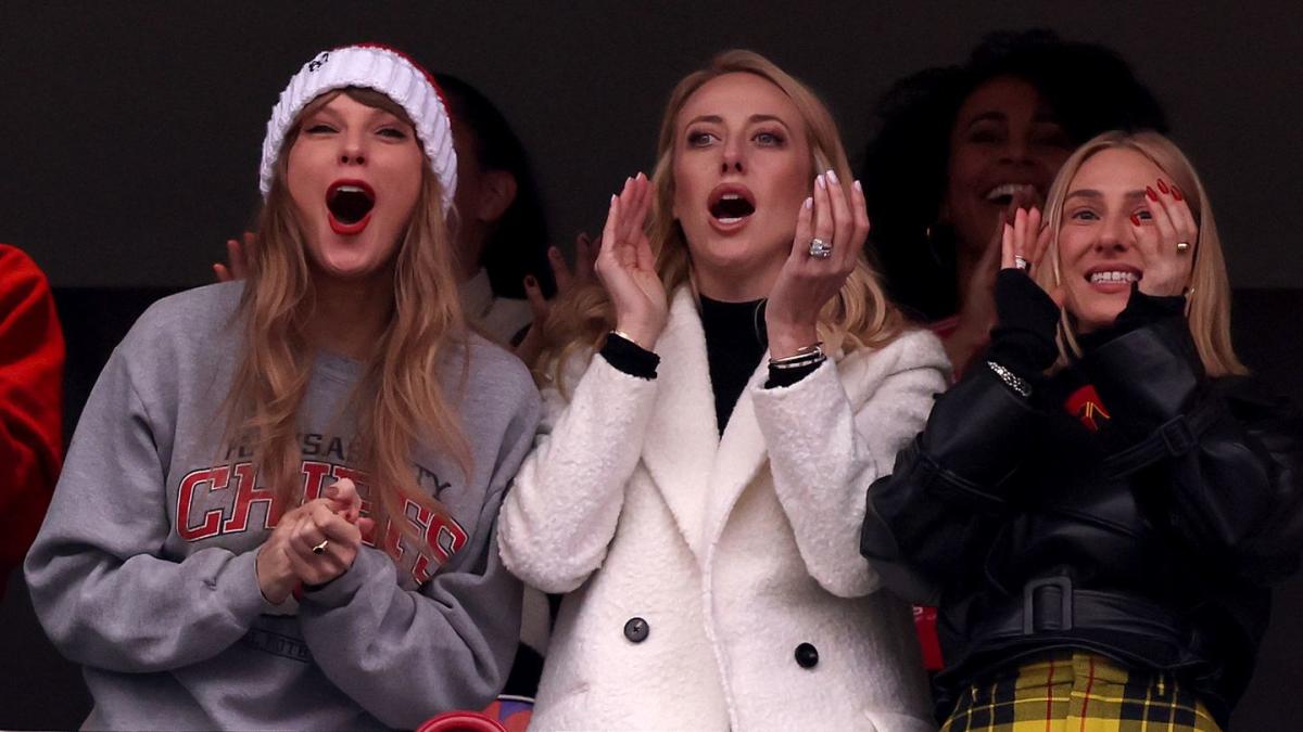 Taylor Swift and Brittany Mahomes Bond at Chiefs Game in Cute Pics