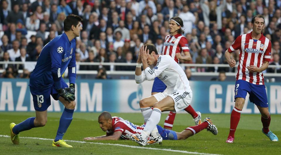 Real Madrid's Gareth Bale (C) reacts to a missed chance during Real Madrid's Champions League final soccer match against Atletico Madrid at the Luz stadium in Lisbon May 24, 2014. REUTERS/Paul Hanna (PORTUGAL)