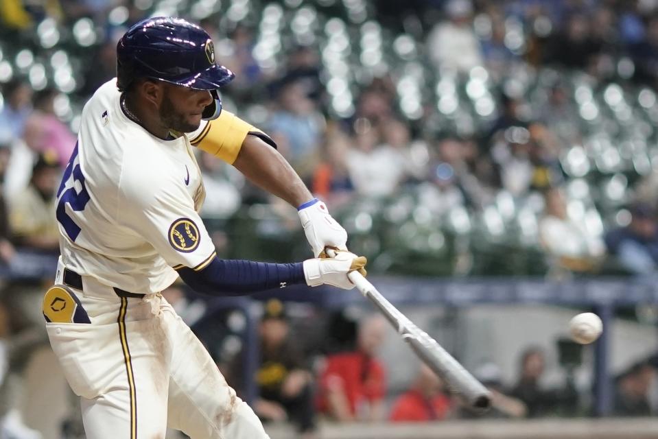 El venezolano de los Cerveceros de Milwaukee Jackson Chourio conecta un jonrón de dos carreras durante el segundo episodio del juego de béisbol ante los Padres de San Diego, el lunes 15 de abril de 2024, en Milwaukee. (AP Foto/Morry Gash)