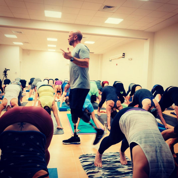 Un siguiente nivel. El resultado fue tan positivo que decidió convertirse en instructor para poder conectarse con otras personas, sobre todo los que han vivido los horrores de la guerra. “Quiero ayudar a romper el estereotipo del yoga, y demostrar que esta disciplina puede ayudar a muchos veteranos”, comentó al sitio mencionado.