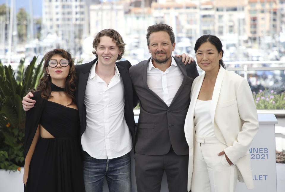 De izquierda a derecha, los hijos del actor Val Kilmer, Mercedes Kilmer y Jack Kilmer, y los directores Leo Scott y Ting Poo, posan con motivo del estreno del documental "Val" en el Festival de Cine de Cannes, en el sur de Francia, el miércoles 7 de julio del 2021. (Foto por Vianney Le Caer/Invision/AP)