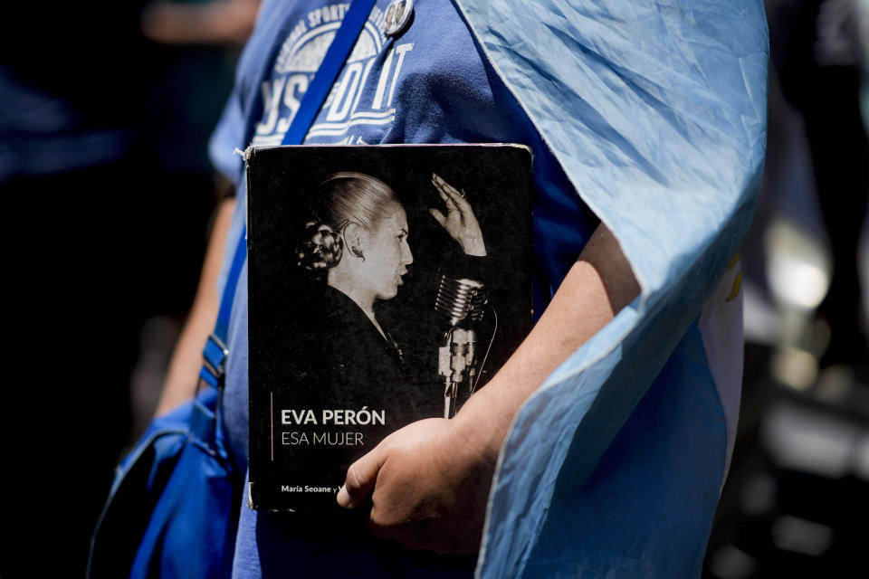 Un manifestante sostiene un libro titulado "Eva Perón, esa mujer" durante una manifestación contra las reformas económicas y laborales propuestas por el presidente argentino Javier Milei en Buenos Aires, Argentina, el miércoles 24 de enero de 2024. (AP Foto/Natacha Pisarenko)