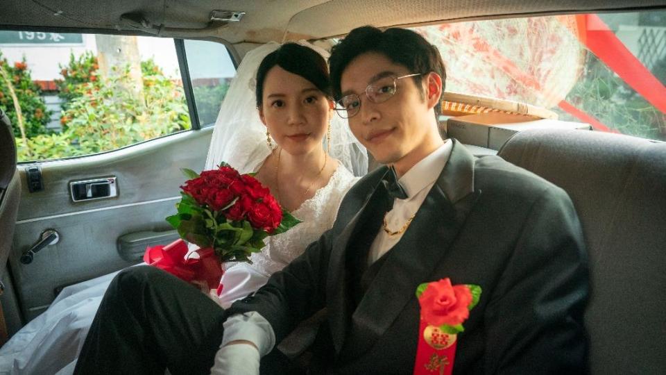 曹佑寧和程予希正式完婚，婚紗照十分復古。（圖／華視、LINE TV 提供）