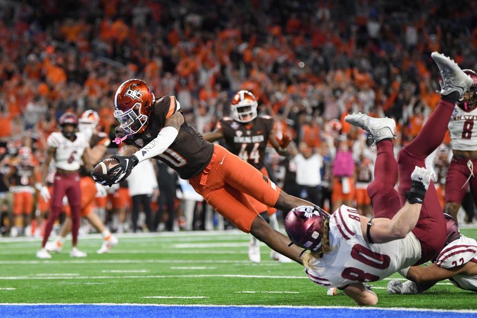 Dec 26, 2022; Detroit, Michigan, USA; Bowling Green State University wide receiver Tyrone Broden (0) catches a pass and dives into the end zone for a touchdown as New Mexico State University linebacker Trevor Brohard (80) can’t make the tackle in the fourth quarter of the 2022 Quick Lane Bowl at Ford Field. Mandatory Credit: Lon Horwedel-USA TODAY Sports