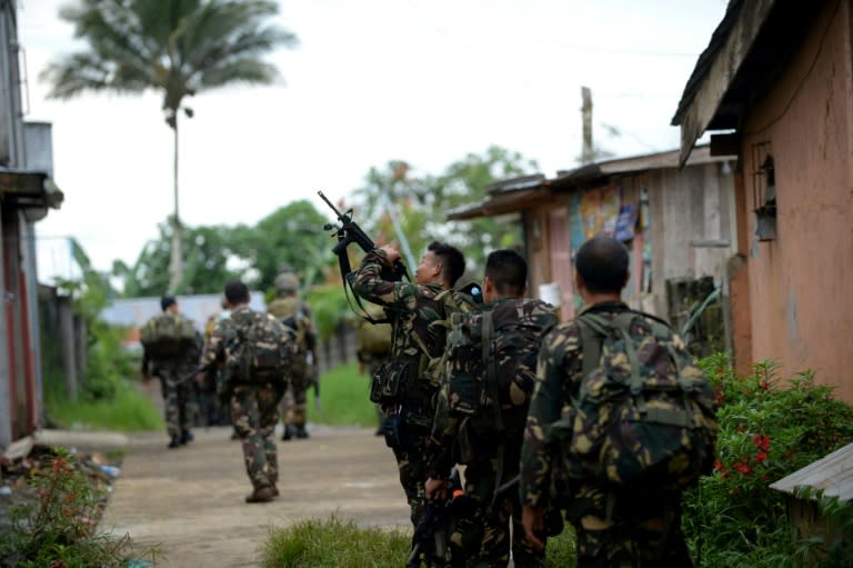 Clashes between Philippine troops and Islamist militants in Marawi on the southern island of Mindanao have claimed at least 48 lives