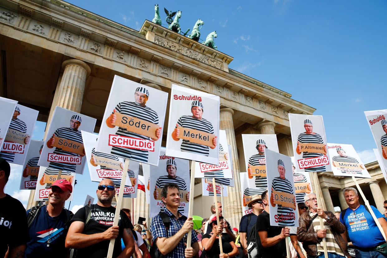 Demonstranten, darunter der Arzt und AfD-Abgeordnete Robby Schlund (links) vor dem Brandenburger Tor (Bild: Reuters/Axel Schmidt)