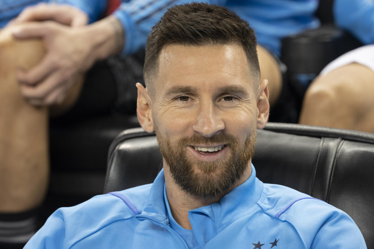 NEW YORK, UNITED STATES - 2022/09/27: Lionel Messi (10) of Argentina sits on a bench during a friendly football game against Jamaica at Red Bull Arena. Argentina won 3 - 0. Friendly game played in preparation for the World Cup to be held in Qatar in November 2022. Three intruders were apprehended by security personnel after they invaded the pitch during the game trying to reach Lionel Messi of Argentina. (Photo by Lev Radin/Pacific Press/LightRocket via Getty Images)