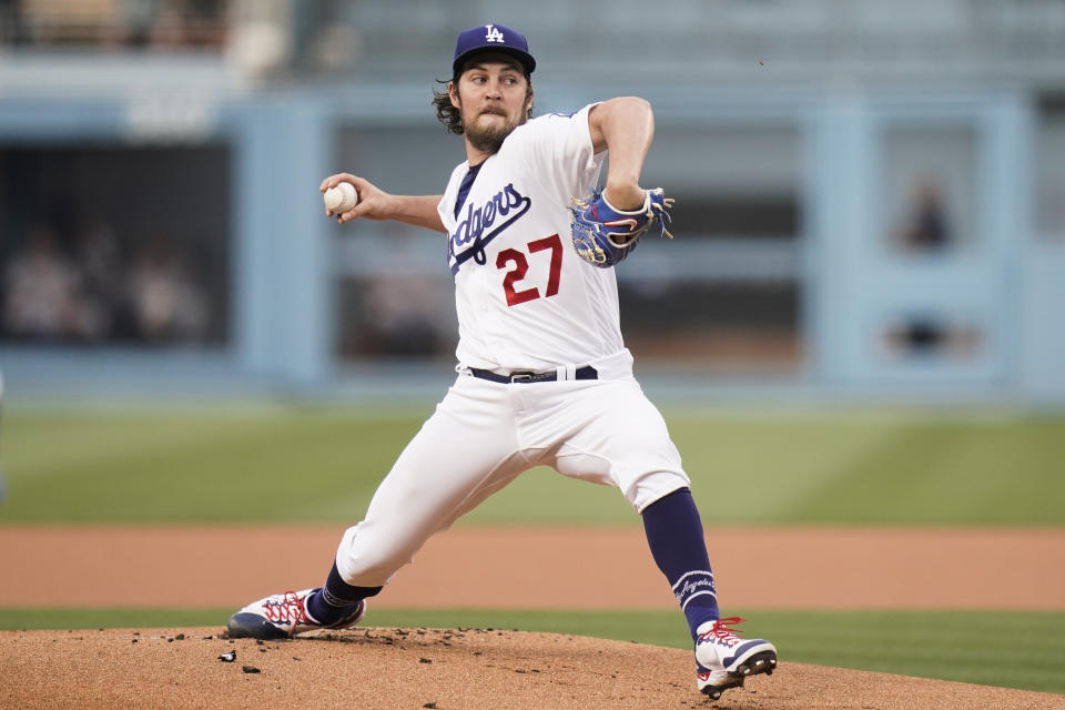 El abridor de los Dodgers de Los Ángeles, Trevor Bauer, realiza un lanzamiento en el primer inning del juego contra los Gigantes de San Francisco, el lunes 28 de junio de 2021, en Los Ángeles. (AP Foto/Jae C. Hong)