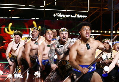 Kelompok Seni Maori Angitu-Kalurangi Selandia Baru mempromosikan seni pertunjukan Maori.