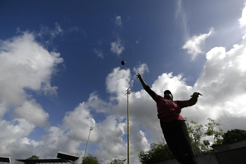 La lanzadora de bala Ahymara Espinoza se entrena previo a los Juegos Olímpicos de Tokio, en San José de Barlovento, Venezuela, el lunes 28 de junio de 2021. (AP Foto/Matías Delacroix)