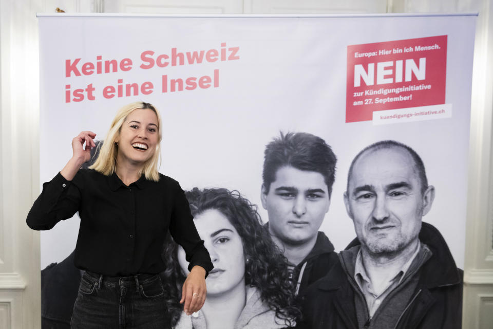 Laura Zimmermann, Co-Präsidentin Operation Libero, steht vor einem Plakat beim Treffpunkt der Gegner der Volksinitiative "Für eine massvolle Zuwanderung" (Begrenzungsinitiative). Die Schweizer haben eine Begrenzung des Zuzugs von EU- und anderen Ausländern bei einer Volksabstimmung abgelehnt (Bild: Peter Klaunzer/KEYSTONE/dpa)