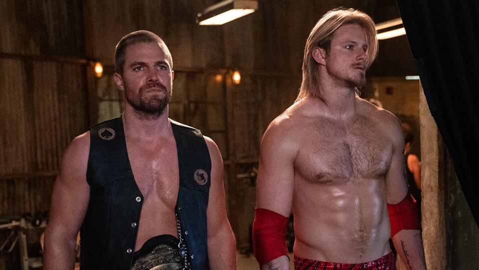 Wrestlingstar statt Wikinger: "Vikings"-Star Alexander Ludwig (rechts) steigt in der neuen Serie "Heels" in den Ring. Im Alltag kämpft er als Ace mit seinem Bruder Jack (Stephen Amell) um das Erbe des verstorbenen Vaters. "Heels", eine Mischung aus Sportserie und Familiendrama, startet am 15. August bei Starzplay. (Bild: Starzplay / Quantrell Colbert)