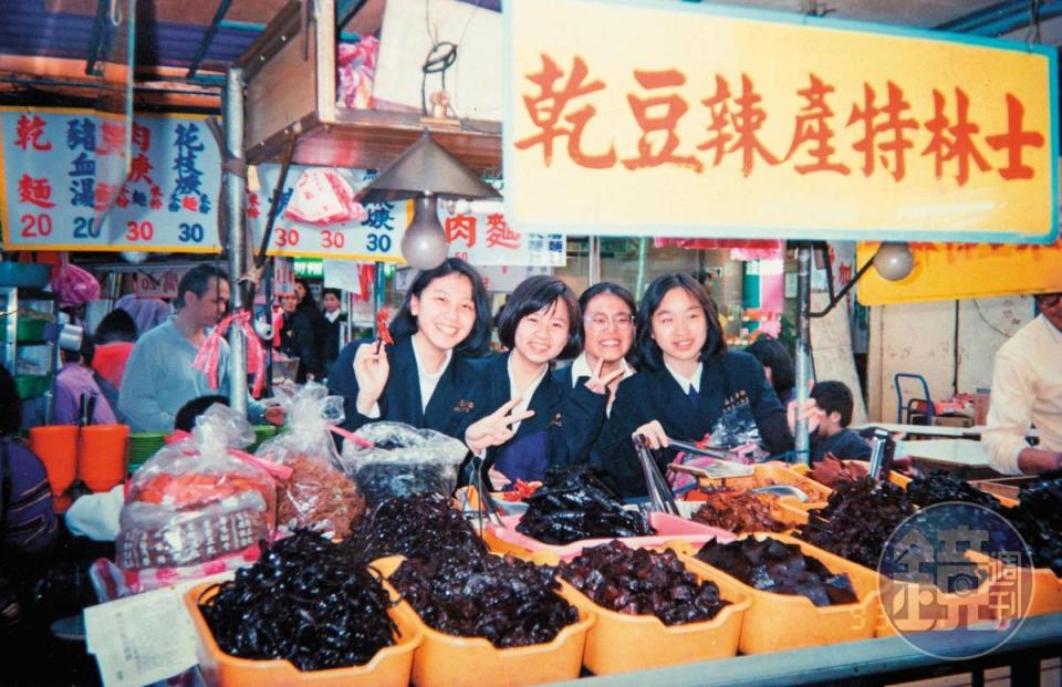 90年代許多學生下課後逛夜市都愛買豆干當零食，吳長生女兒吳思瑩（左2）常陪同學到自家店裡買豆干。（吳思瑩提供）