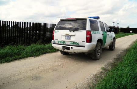 En la foto de archivo, una patrulla custodia la frontera estadounidense en Brownsville, Texas. El equipo de transición del presidente electo de Estados Unidos, Donald Trump, pidió al Departamento de Seguridad Nacional el mes pasado que evalúe todos los activos disponibles para la construcción de un muro y barrera fronteriza, en una solicitud amplia de documentos y análisis. REUTERS/Jon Herskovitz