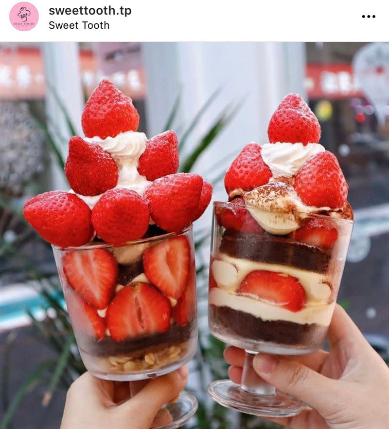 Sweet Tooth今年推出14款超狂草莓甜點，內用限定的草莓奢華杯、草莓提拉米蘇杯，一天只限量12杯。（圖／翻攝自Sweet Tooth 官方IG）