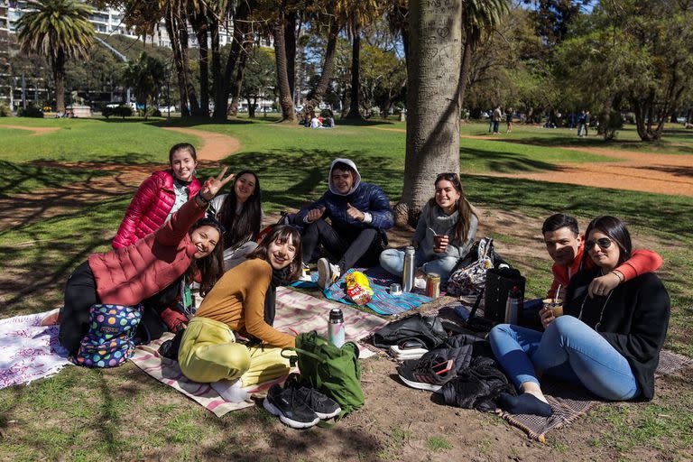 El Día del Estudiante y el Día de la Primavera se festejan en la misma fecha, por lo que las plazas suelen llenarse de jóvenes que aprovechan su día de descanso escolar