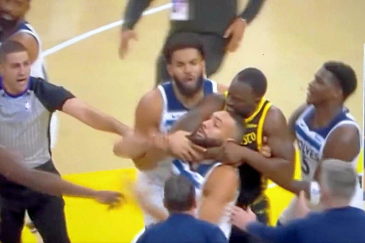 Draymond Green a été exclu après son geste sur Rudy Gobert. Sur les images du match, on le voit étrangler le joueur français pendant de longues secondes et le traîner vers l'arrière.  - Credit:NBA