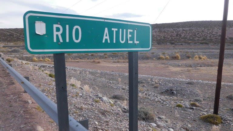 El río Atuel discurre principalmente por el sur de la provincia de Mendoza y llegaba hasta el noroeste de la provincia de La Pampa