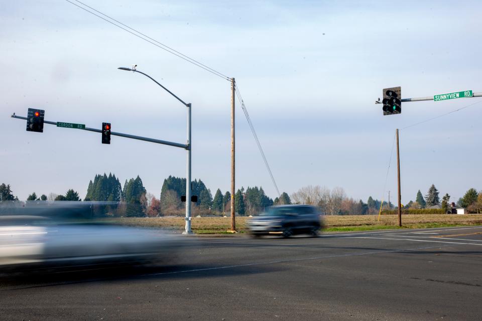 Escenas de Cordon Road NE en Sunnyview Road NE en Salem el 4 de diciembre en Salem. Un accidente fatal ocurrió en la intersección el viernes por la noche.