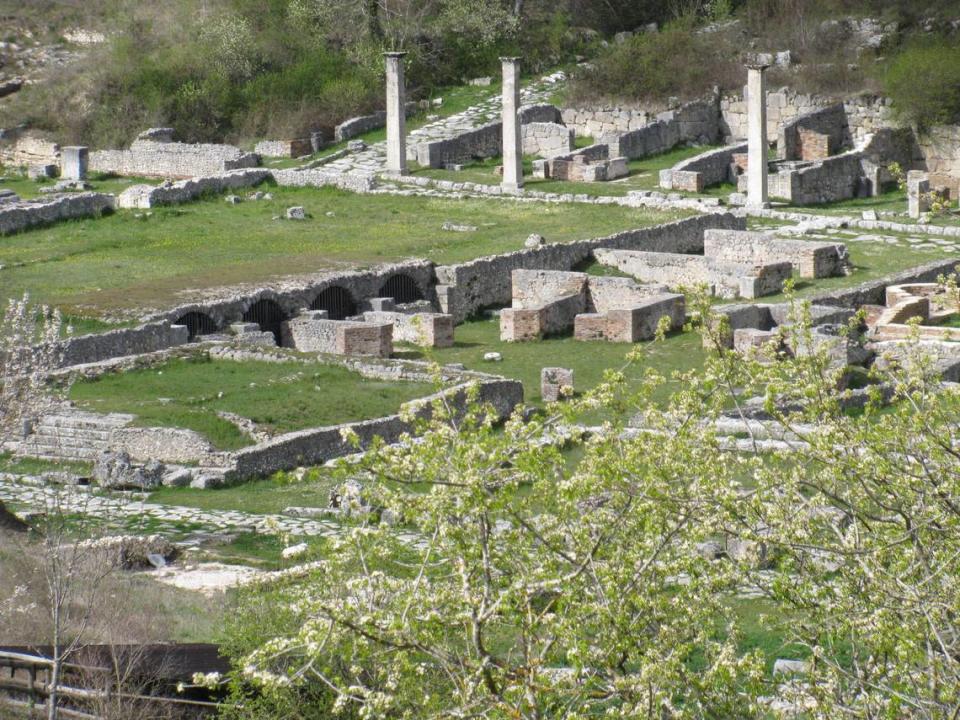 Alba Fucens, las ruinas cerca de Massa d’Albe, donde su famoso Anfiteatro, brinda música y teatro todos los veranos.