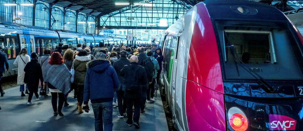 La SNCF prévoit encore un trafic perturbé en raison des grèves mardi 21 mars.  - Credit:Bruno Levesque / MAXPPP / IP3 PRESS/MAXPPP