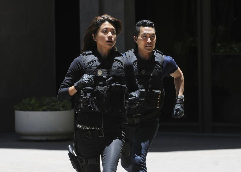 Kono (Grace Park) und ihr Cousin Chin Ho Kelly (Daniel Dae Kim) jagen Kriminielle auf Hawaii. (Bild: ©2016 CBS Broadcasting, Inc./Norman Shapiro/Paramount/2021 Viacom International Inc.)