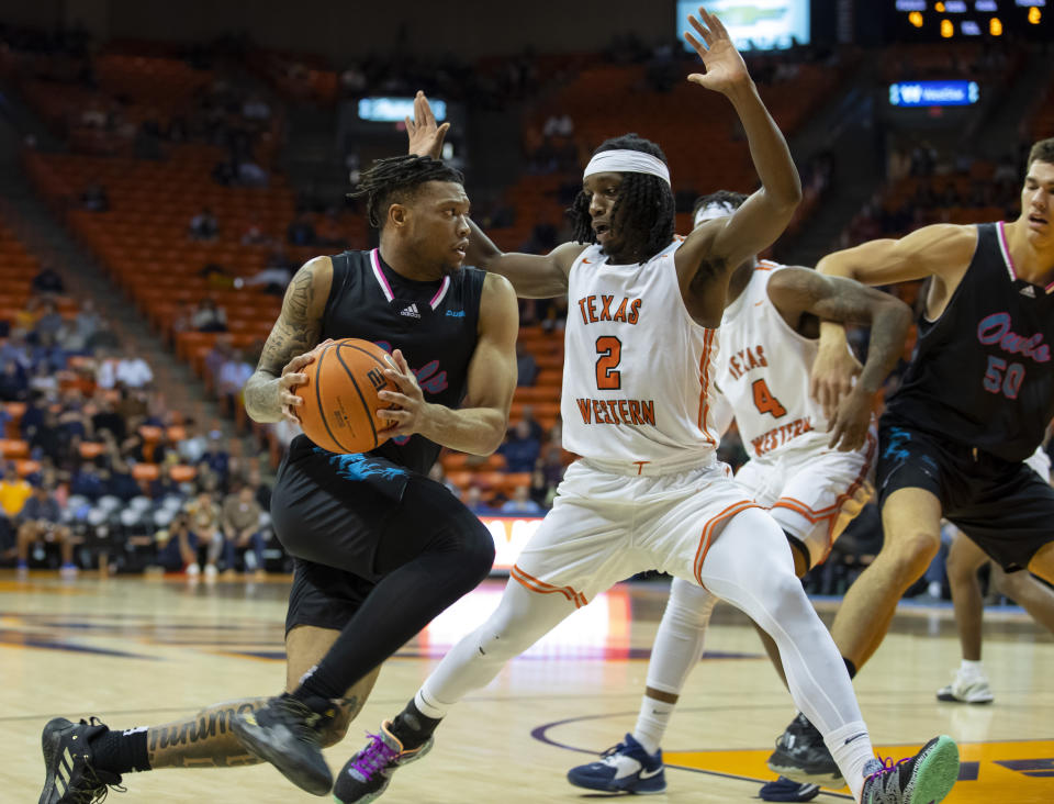 Florida Atlantic guard Alijah Martin, left, drives to the basket as UTEP guard Tae Hardy (2) defends during the second half of an NCAA college basketball game Saturday, Jan. 21, 2023, in El Paso, Texas. (AP Photo/Andrés Leighton)