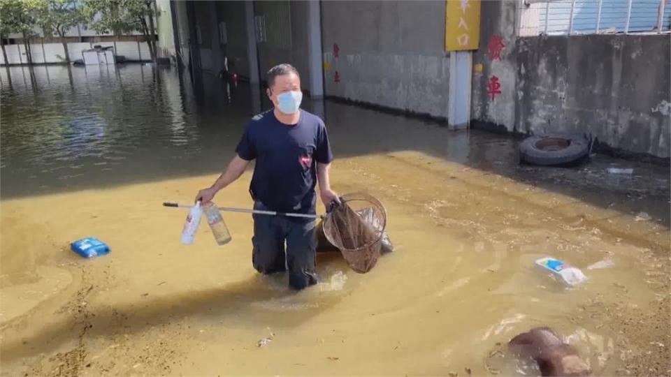 上班大塞！自來水導水管漏水　高雄岡山工廠水淹大腿