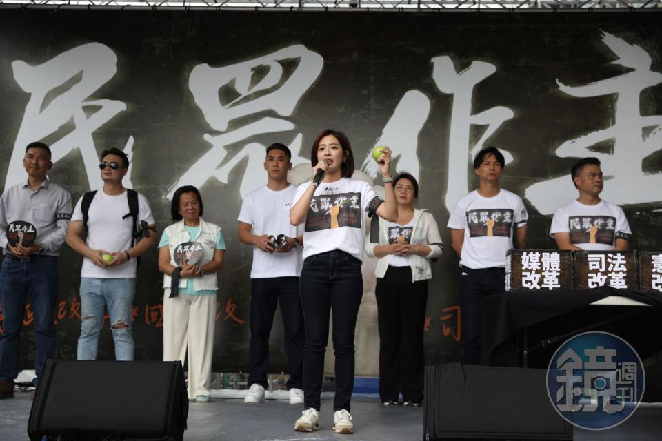 台北市議員「學姐」黃瀞瑩上台發言，稱綠色是愛台灣的顏色，但不是民進黨的專屬顏色。