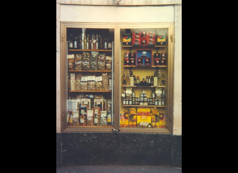 Old El Paso products in a shop window near the renowned gelato shop, Giolitti, Rome, 1997. Displays such as this one catered primarily to expatriates from the United States. Italians understandably preferred their own home cooking.