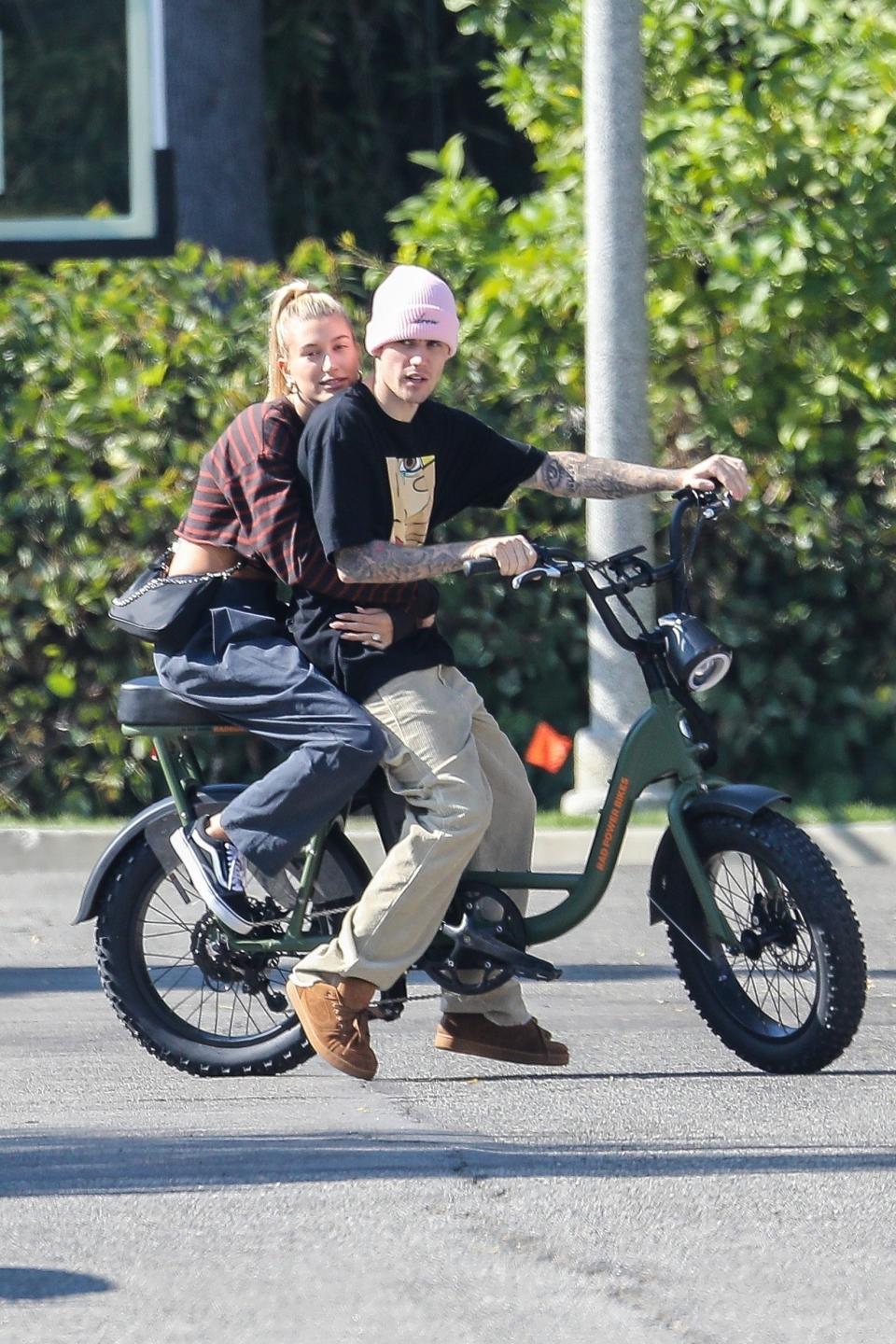 <h1 class="title">Justin Bieber and his wife Hailey Bieber enjoy a bike ride together on the same bike</h1><cite class="credit">Photo: Backgrid</cite>