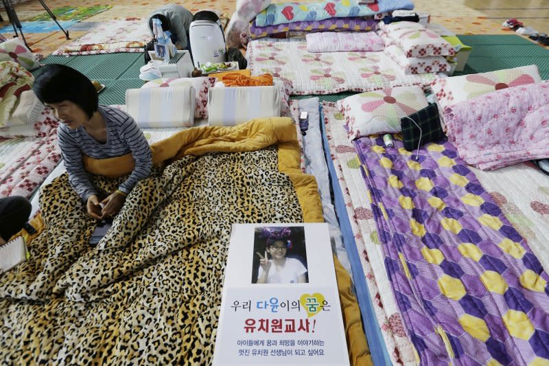 南韓19日確認世越號發現的骸骨是失蹤女學生許妲雲，圖為她的母親朴恩美。（美聯社）