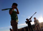 Un niño de la comunidad mormona juega con un rifle de juguete antes de la visita del presidente mexicano, Andrés Manuel López Obrador, a La Mora, Sonora, México