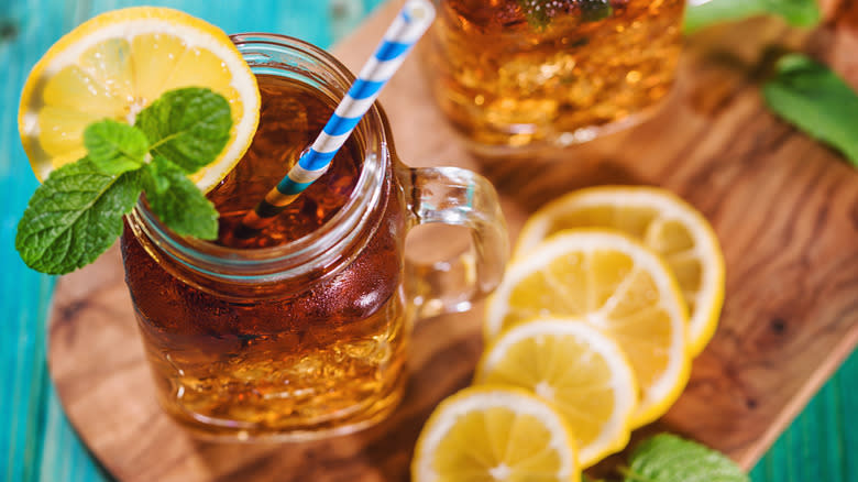 iced tea jar with straw