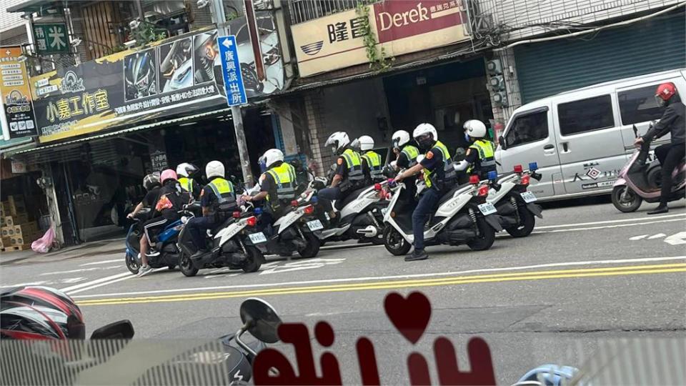 騎士停紅燈遭9名員警「包圍護駕」！網笑「總統級待遇」：安全感暴增