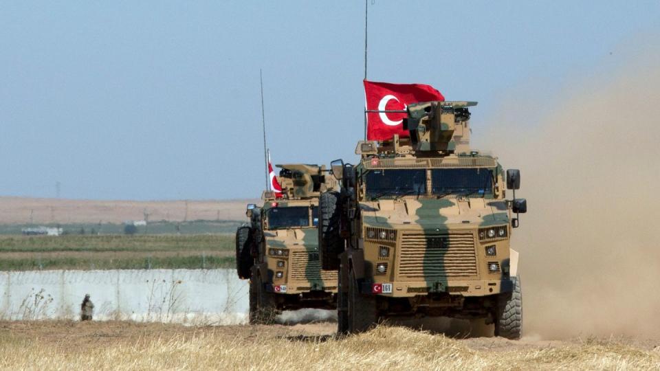 Gepanzerte Militärfahrzeuge der türkischen Streitkräfte. Die Türkei hat in der nordirakischen Provinz Dohuk einen großangelegten Militäreinsatz gegen die PKK begonnen.