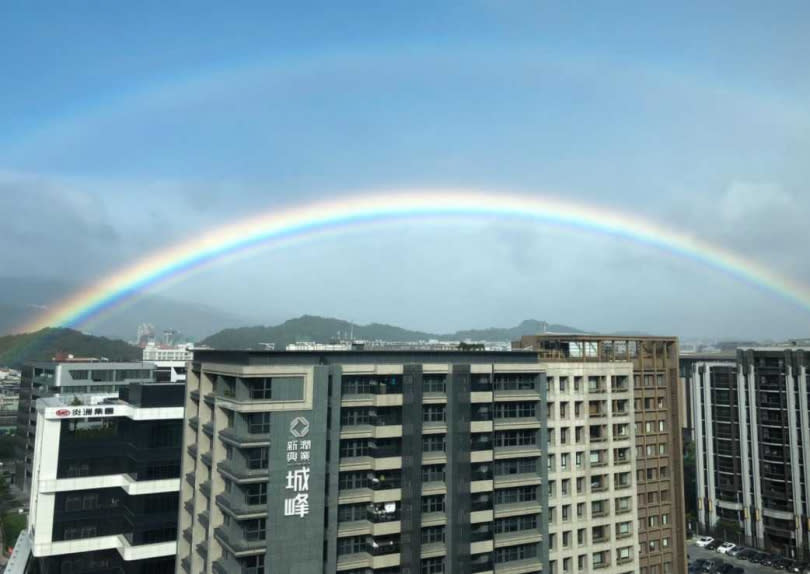 馬英九今天在臉書上放上一張雨後彩虹的照片，表達他在71歲生日當天，希望疫情也能雨過天晴的心願。